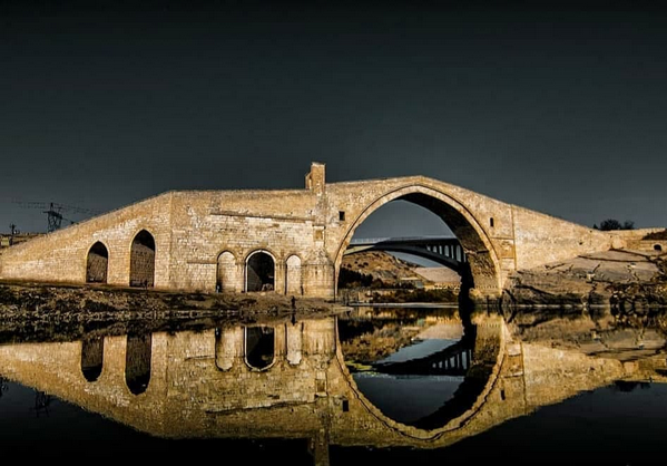 Güneydoğu Anadolu taş konakları ve dar sokaklar