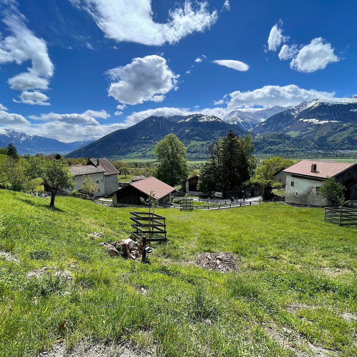 Lugano istasyonu ve göl manzaralı peron