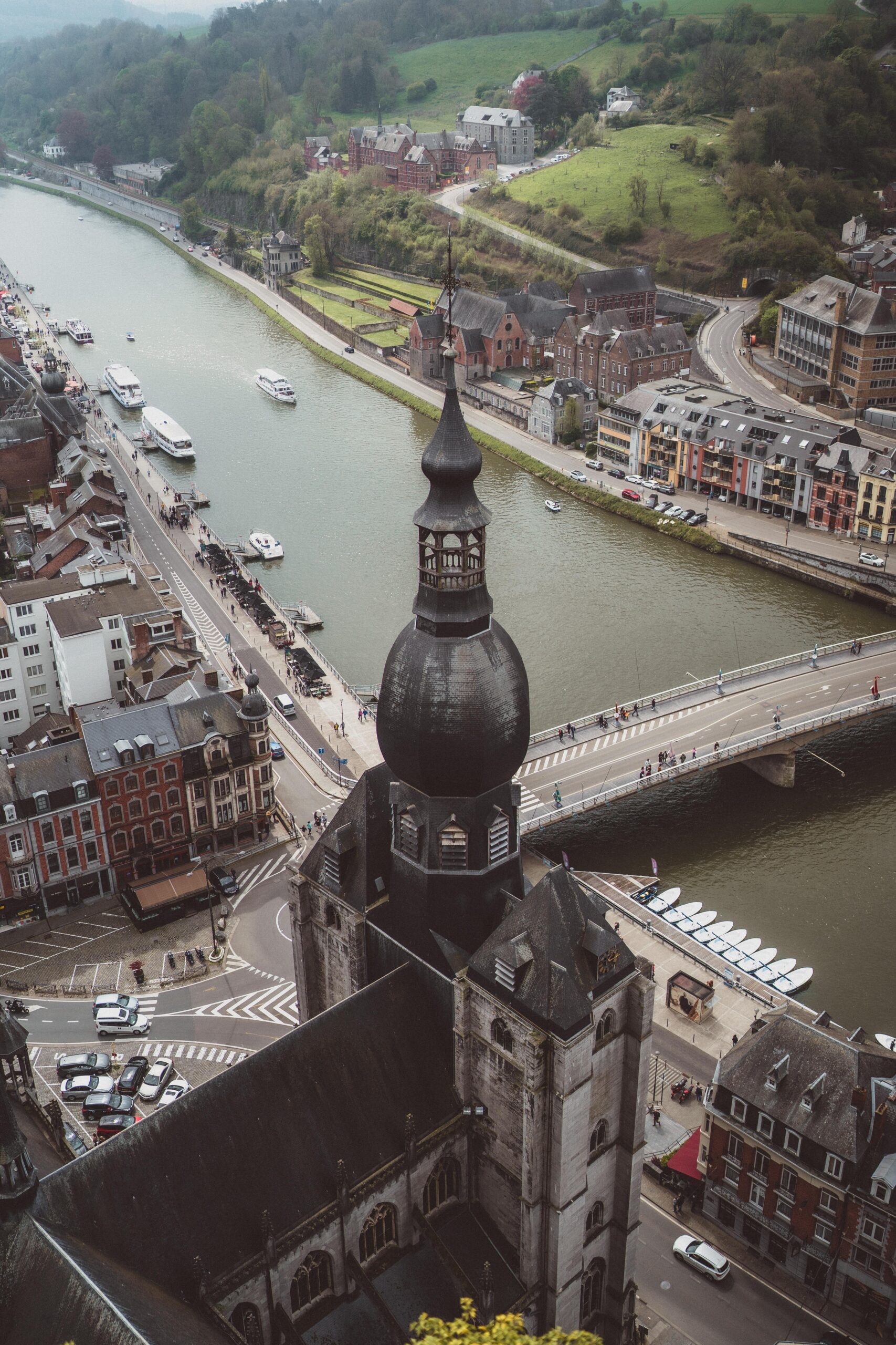 Dinant’ın kuşbakışı görünümü ve Maas Nehri