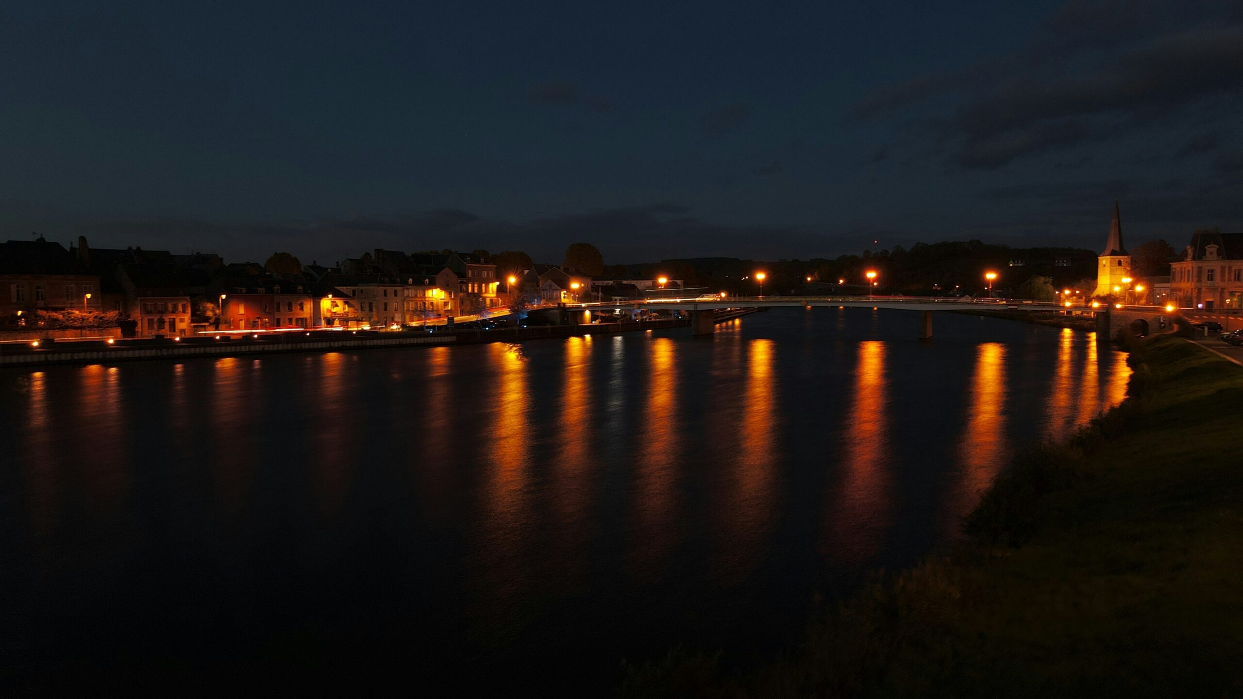 Fransa–Belçika sınır bölgesinde nehir ve kayalık manzaralar