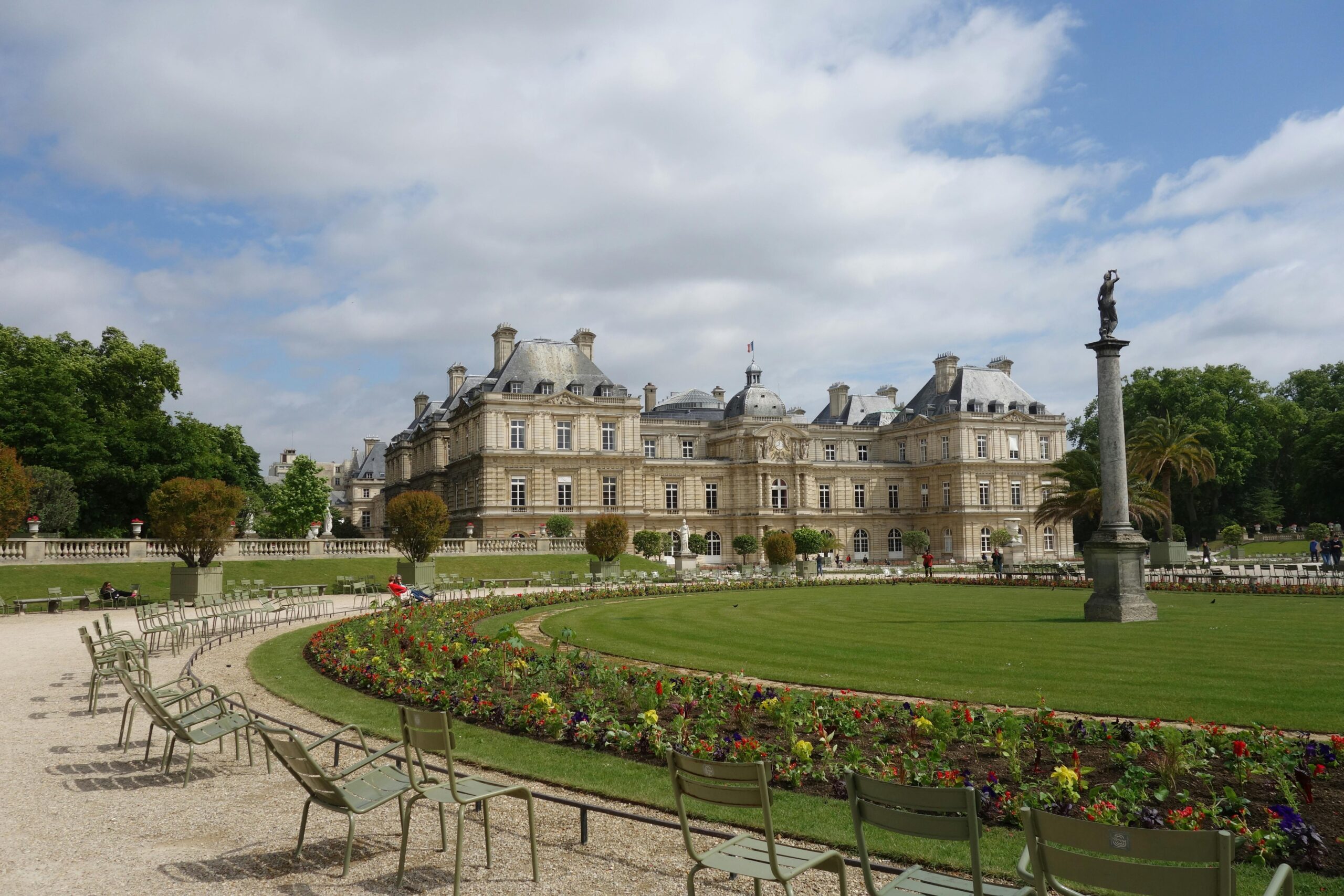 Paris sokaklarında romantik yürüyüş atmosferi