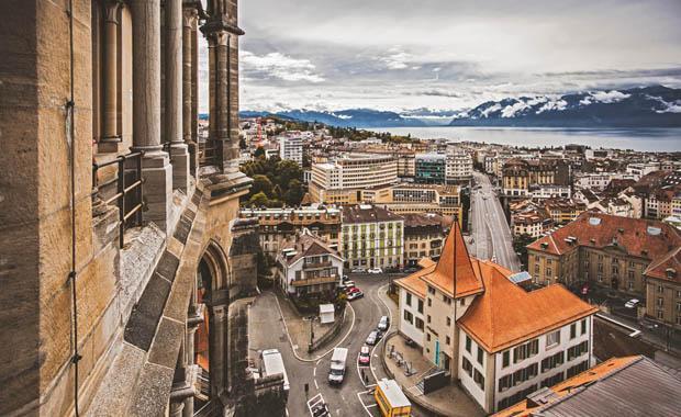 Cenevre’de göl kenarında şehir silueti ve dağ manzarası