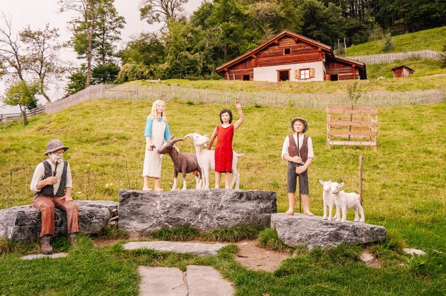 Heidi köyü Heididorf’ta geleneksel İsviçre evleri ve çayırlar