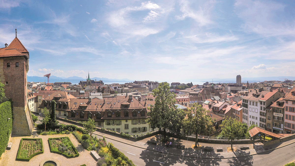 İsviçre’de panoramik Alp manzarası ve vadiler
